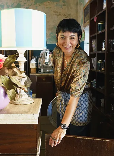 cecilia Cecilia, si occupa di gestire la sala e il bancone per bar, colazioni e aperitivi, della brigata del ristornate in Toscana.
