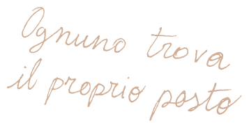 Illustrazione lineare della scritta fatta a mano della frase tipica del ristorante "Ognuno trova il suo posto", elemento grafico decorativo del sito del ristorante da Alcide, in Toscana.