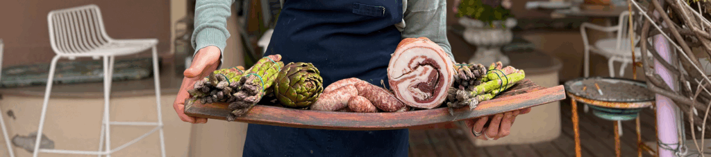 Prodotti di affettati, salsicce e verdure di stagione prese dai produttori locali toscani.