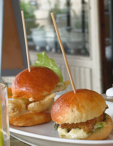 Mini burger vegetariani con verdure pastelalte e maionese fatta in casa.