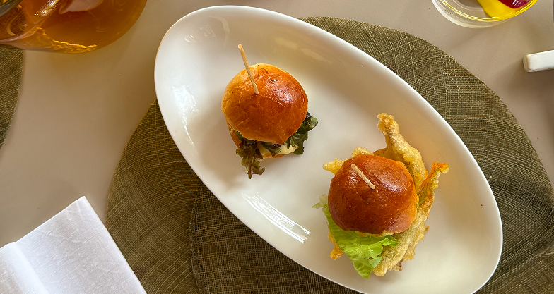 Piatti visto dall'alto con mini burger vegetariani con verdure pastellate e maionese fatta in casa