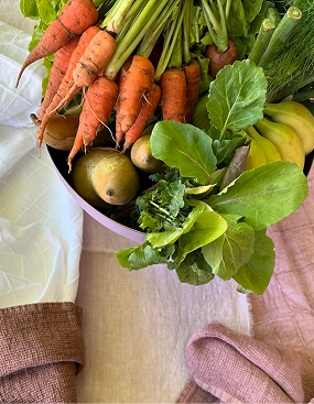 tavola vista dall'alto con frutta e verdura fresca e tovaglie di vari tessuti.