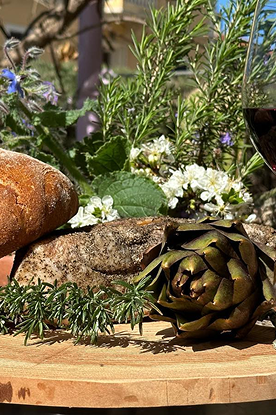 Pagnotta di pane fatta in casa con verdure e salumi freschi.