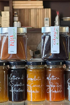 Confetture artigianali di vari frutti differneti.