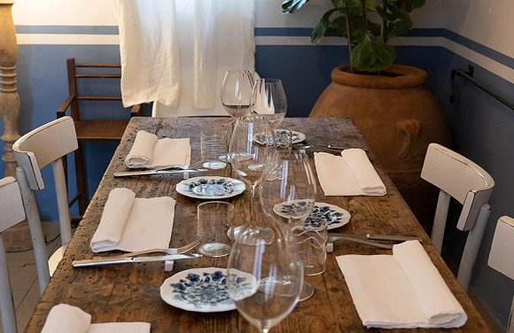 Tavola apparecchiata nella sala privata che dispone il ritornate e che è possibile prenotare per occasioni importanti nel ristorante da Alcide a Venturina in Toscana. Foto di Laura Scatena