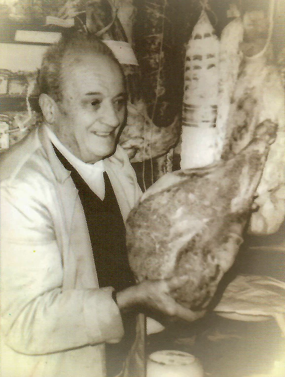 Fotografia scattata da un viaggiatore americano di passaggio, che ritrae nonno Alcide nella sua bottega, poi spedita dagli Stati Uniti con la semplice indicazione: “Alcide, Toscana, Livorno”.