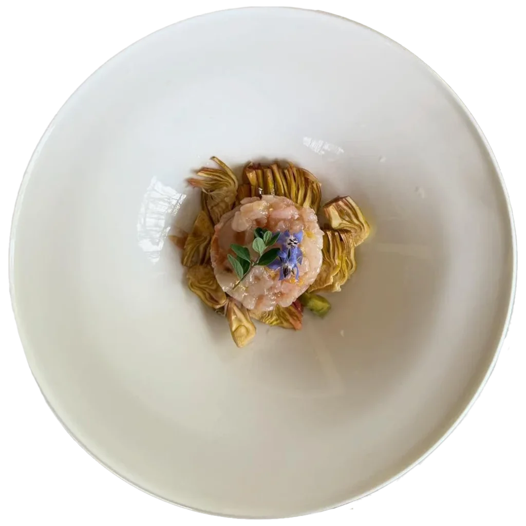 Cruditè di carciofi e tartare di pesce, piatto del ristorante Da Alcide a Venturina, in Toscana.