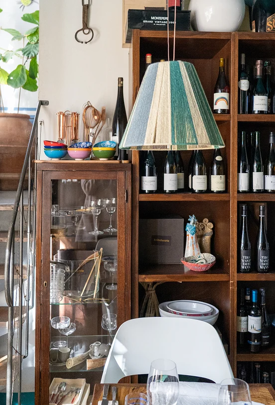 Dettaglio di un interno del ristorante da Alcide a Ventruina, Toscana