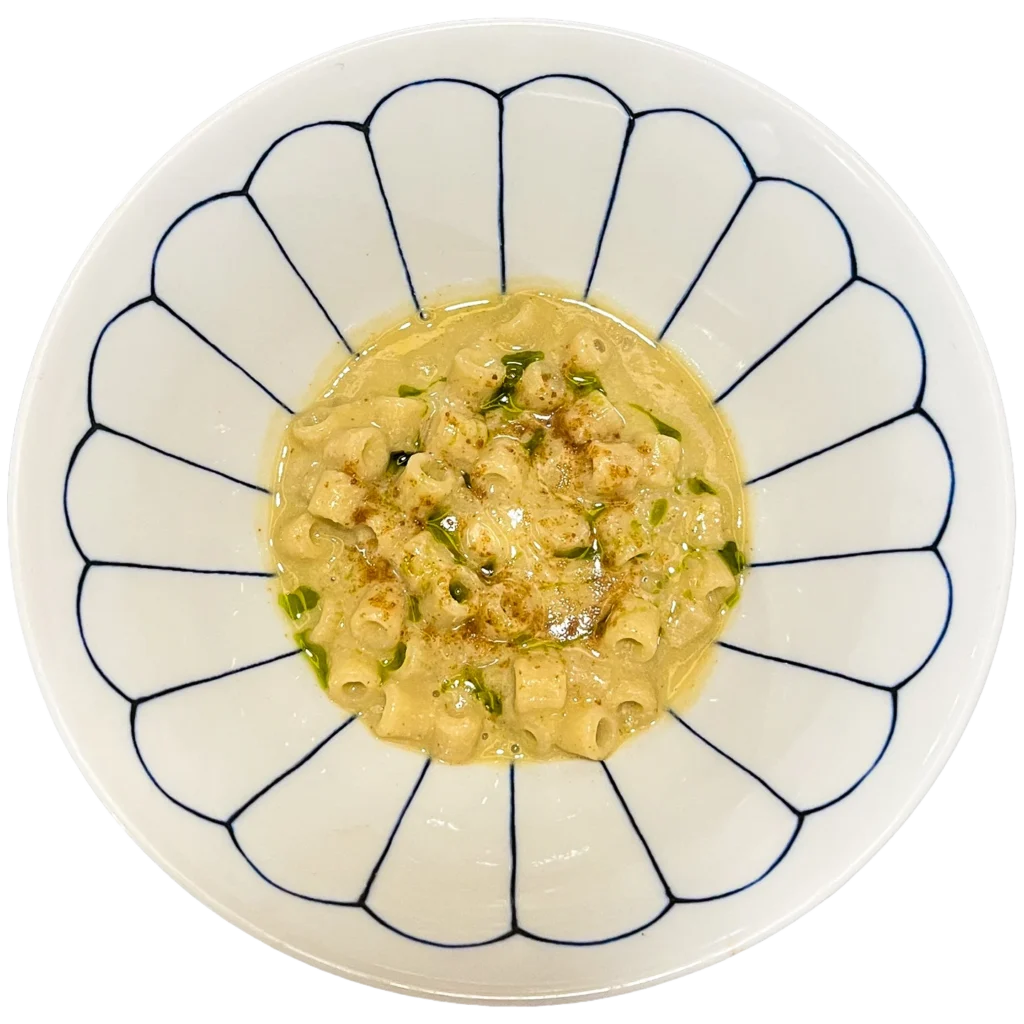 Foto dall'alto del piatto Ditalino con cicale e bottarga di tonno rosso