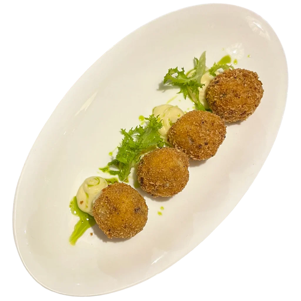 foto dall'alto del piatto: Polpettine di pescato con maionese alla senape