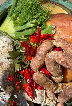 salumi artigianali con finocchio e peperoncini rossi della tradizione gastronomica italiana