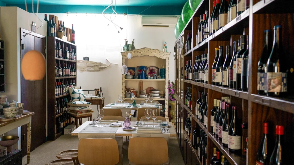 Sala interna del ristorante da Alcide a Venturina, Toscana.