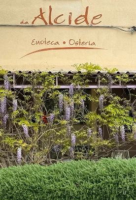 Scritta sull'esterno del ristorante da Alcide, a Venturina