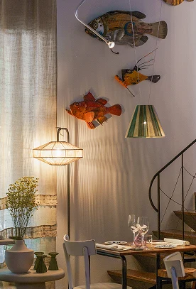 Arredamento dettaglio sala con sculture artistiche di Stefano Pilato in arte "art pesce fresco"