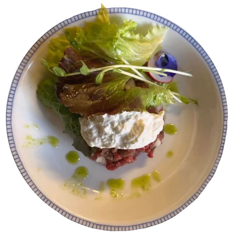 Tartare di manzo con burrata, lattuga, ravanelli e pesto alla rucola da Alcide a Venturina