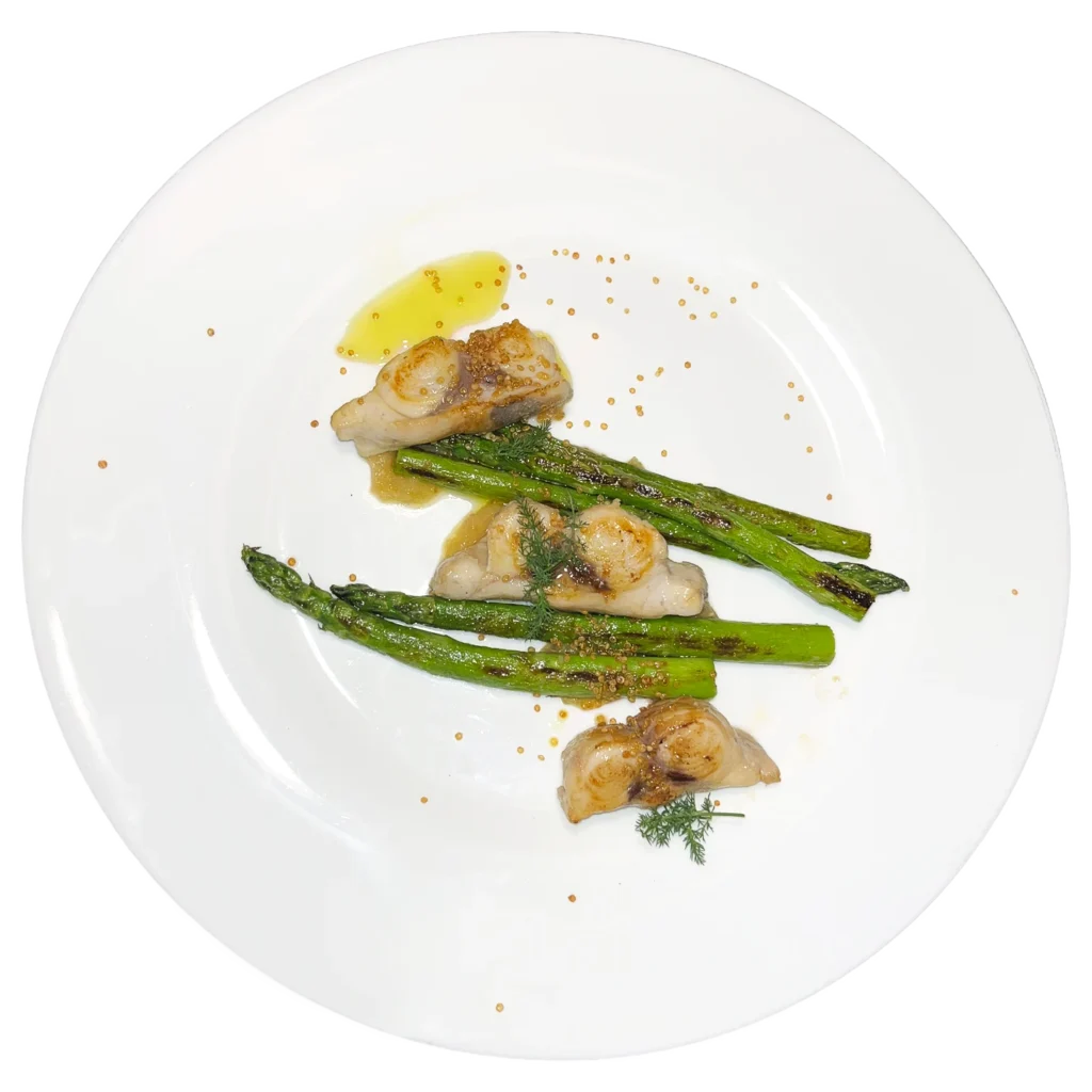 Foto dall'alto del piatto Tataki di spada con asparagi e limoni fermentati, al ristorante da Alcide a Venturina.