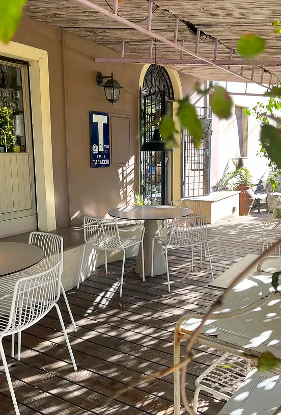 Tavoli all'esterno del ristorante da Alcide a Ventruina, Toscana