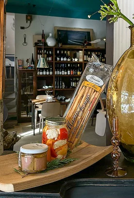 selezione di prodotti artigianali italiani con grissini e verdure sottaceto nel ristorante Da Alcide