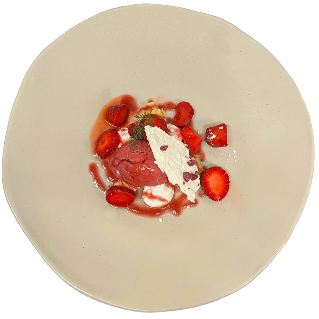 Piatto delle fragole con gelato artigianale, da Alcide a Venturina.