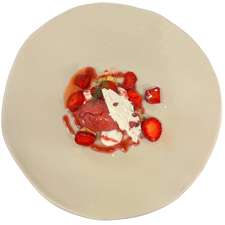 Piatto delle fragole con gelato artigianale, da Alcide a Venturina.
