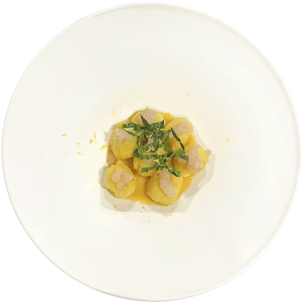 Piatto gnocco soffice con crudo di gambero rosa, spinaci e lime, da Alcide a Venturina.