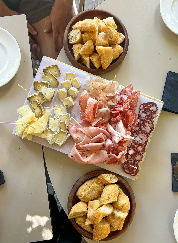 apertivio-formaggi-salumi-schiacciata-pane