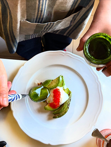 brunch_avocada Preparazione del piatto avocado toast.