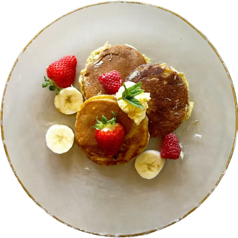 Piatto brunch: pancake con frutti rossi, sciroppo d'acero e burro montato, da Alcide a Venturina.