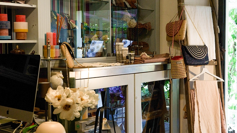 Mobile con oggettistica varia selezionata nella bottega da Alcide