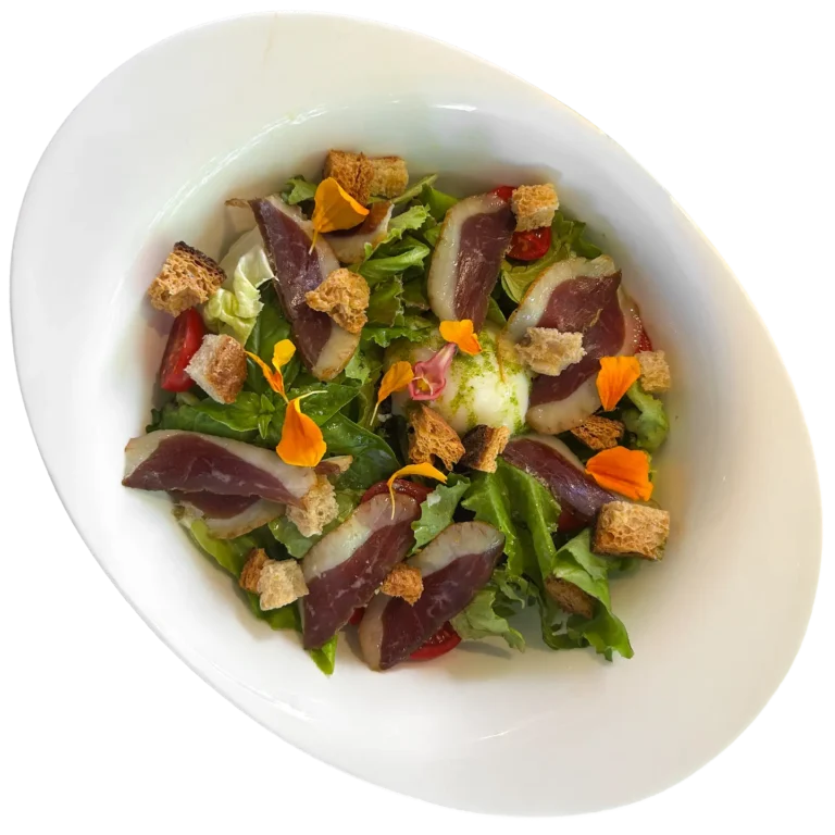 Insalata con uovo a bassa temperatura, speck d'anatra e pomodori